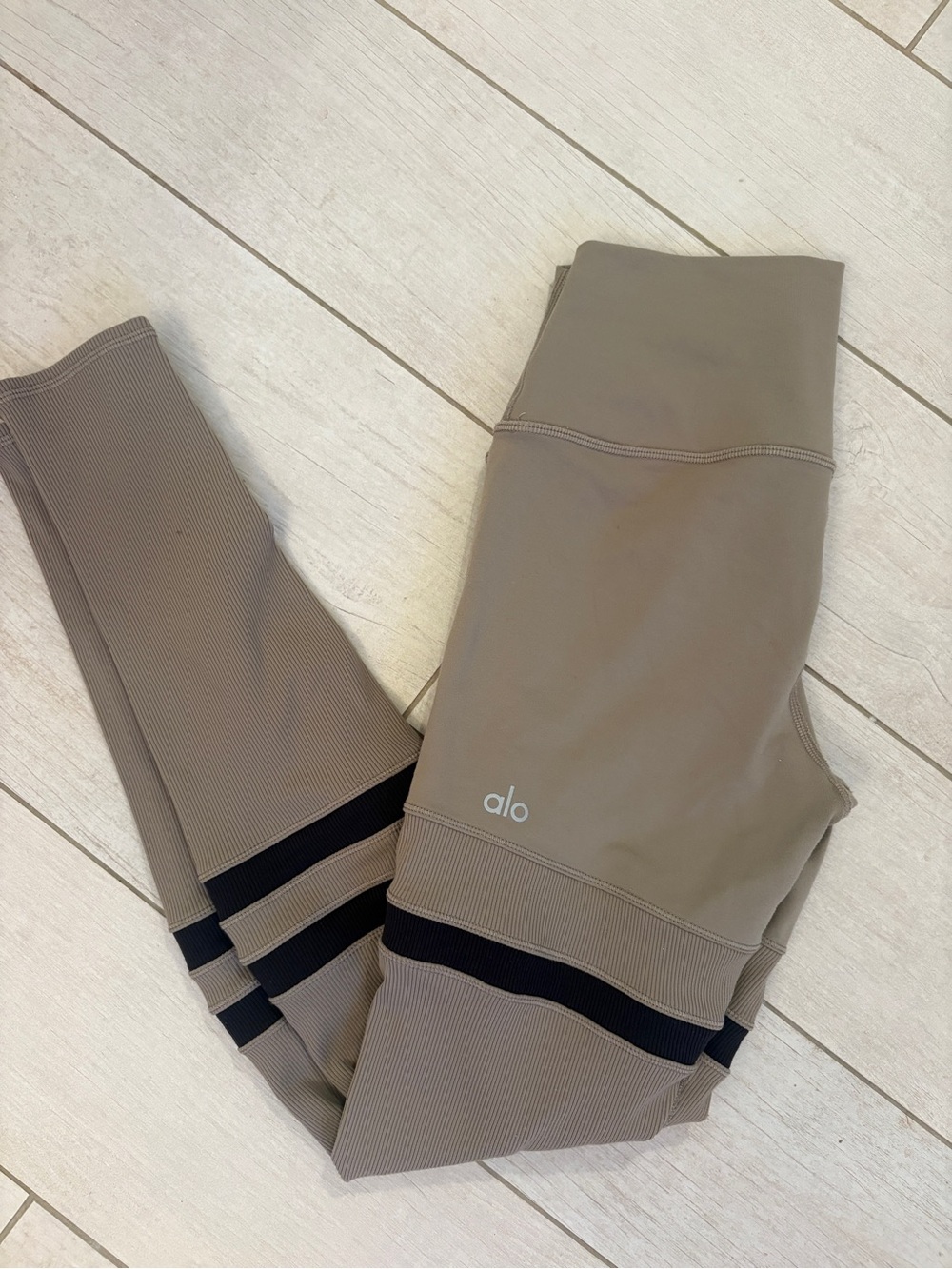Alo leggings with ribbed texture